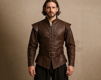 Peut inclure: Veste en cuir marron avec un col montant, des épaulettes et une ceinture à boucle carrée. La veste a des manches longues et un devant à lacets. La veste est portée avec un pantalon noir.