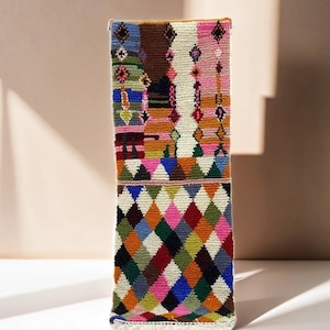 Op de afbeelding: Een rustiek houten bord met de tekst "Welcome to our home" in witte letters. Het bord heeft een verweerde afwerking en een eenvoudig, uitnodigend ontwerp.