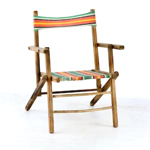 Peut inclure: Une chaise pliante fabriquée en bois brun clair avec une finition naturelle. Le siège et le dossier sont en tissu à rayures horizontales dans des tons de vert, jaune, rouge et noir. La chaise possède des accoudoirs et un cadre.