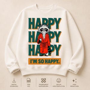 Pode incluir: Uma camisola de gola redonda cor de creme com um gráfico de um guaxinim a usar um roupão vermelho e a segurar uma chávena de café. O texto HAPPY HAPPY HAPPY e I'M SO HAPPY está em letras verde-escuras com sombras cor de laranja.
