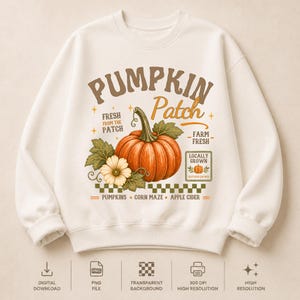 Pode incluir: Uma camisola de gola redonda cor de creme com um gráfico de uma abóbora laranja com folhas verdes e uma flor branca. O texto diz PUMPKIN PATCH, FRESH FROM THE PATCH, FARM FRESH, LOCALLY GROWN, PUMPKINS, CORN MAZE e APPLE CIDER.