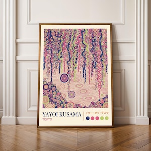 Peut inclure: Une affiche encadrée présentant un motif abstrait coloré avec des cercles et des lignes fluides répétés dans des tons de rose, bleu, vert et violet. Le texte "YAYOI KUSAMA TOKYO" est inclus.