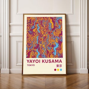 Peut inclure: Une affiche encadrée avec un motif abstrait coloré. Le design présente des tourbillons rouges, jaunes et bleus. Le texte "YAYOI KUSAMA TOKYO" est en blanc, avec des caractères japonais et des points colorés.