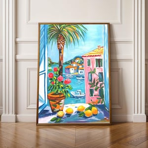 Peut inclure: Une peinture encadrée représentant une vue côtière à travers une fenêtre ouverte. La scène montre un grand palmier, une plante en pot aux fleurs rouges et des citrons jaunes sur un rebord. En arrière-plan, des bâtiments roses surplombent un port bleu.