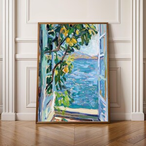 Peut inclure: Une peinture impressionniste représente une vue à travers une fenêtre ouverte. Une branche de citronnier avec des fruits jaunes et des feuilles vertes s'étend dans le cadre. La fenêtre révèle une mer bleu vif et des montagnes lointaines. L'œuvre est encadrée dans un cadre en bois doré.