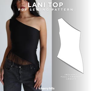 Può includere: Un top nero monospalla con orlo diagonale rifinito da frange, abbinato a jeans grigio scuro. L'immagine include il testo LANI TOP PDF SEWING PATTERN e un disegno al tratto bianco del top, che indica la disponibilità in lunghezza intera e corta.