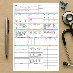 Pode incluir: Um gr&aacute;fico m&eacute;dico com se&ccedil;&otilde;es para informa&ccedil;&otilde;es do paciente, hist&oacute;rico m&eacute;dico e sinais vitais. Uma caneta prateada, um estetosc&oacute;pio e p&iacute;lulas azuis est&atilde;o ao lado. O gr&aacute;fico inclui caixas de sele&ccedil;&atilde;o e se&ccedil;&otilde;es rotuladas.