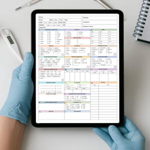 Pode incluir: Um tablet digital exibindo um gr&aacute;fico m&eacute;dico com se&ccedil;&otilde;es para informa&ccedil;&otilde;es do paciente, hist&oacute;rico m&eacute;dico e sinais vitais. O tablet &eacute; segurado por m&atilde;os que usam luvas m&eacute;dicas azuis. Um term&ocirc;metro e uma caneta s&atilde;o vis&iacute;veis ao fundo.