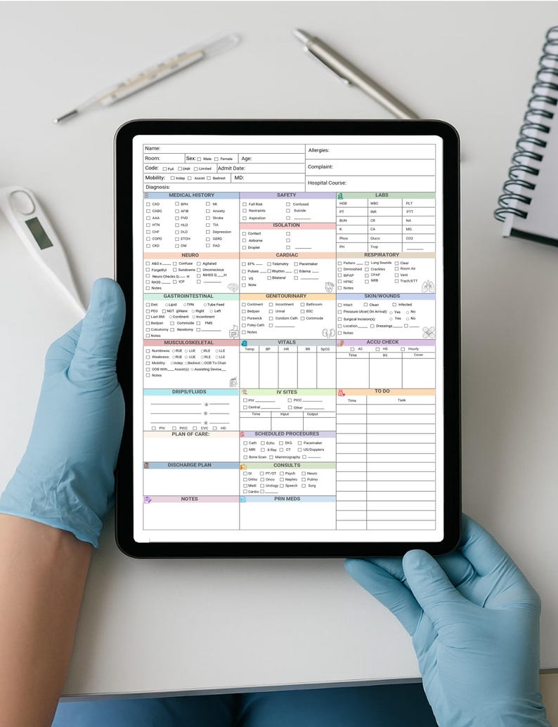 Pode incluir: Um tablet digital exibindo um gr&aacute;fico m&eacute;dico com se&ccedil;&otilde;es para informa&ccedil;&otilde;es do paciente, hist&oacute;rico m&eacute;dico e sinais vitais. O tablet &eacute; segurado por m&atilde;os que usam luvas m&eacute;dicas azuis. Um term&ocirc;metro e uma caneta s&atilde;o vis&iacute;veis ao fundo.