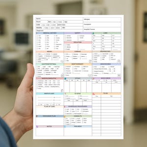 Pode incluir: Um gr&aacute;fico m&eacute;dico branco com se&ccedil;&otilde;es para informa&ccedil;&otilde;es do paciente, hist&oacute;rico m&eacute;dico e planos de cuidados. O gr&aacute;fico &eacute; segurado por uma m&atilde;o, com um fundo desfocado.