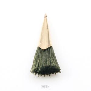 Puede incluir: Un letrero de madera rústica con el texto "Welcome to our home" en letras blancas. El letrero presenta un acabado envejecido y un diseño simple y acogedor, perfecto para un porche o entrada.