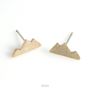 Op de afbeelding: Een paar goudkleurige bergvormige oorstekers. De oorbellen hebben een eenvoudig, minimalistisch ontwerp, met een pin voor in het oor. De oorbellen staan tegen een witte achtergrond.