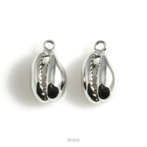 以下が含まれることがあります： 磨かれた銀色のタカラガイのチャームが2つ。各チャームの上部には、ジュエリーに取り付けるためのループが付いています。貝殻は滑らかで反射する表面と、詳細なテクスチャのエッジを持っています。「WISH」の文字が下部に印刷されています。