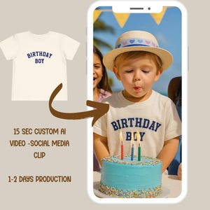 以下が含まれることがあります： 「BIRTHDAY BOY」と紺色の文字がプリントされたクリーム色のTシャツ。青いフロストケーキのろうそくを吹き消す子供の画像。ケーキにはカラフルなスプリンクルと3本のろうそくが立っている。子供は麦わら帽子をかぶっている。