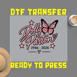 Op de afbeelding: Een DTF-transfervel met de tekst Dolly Parton in een roze scriptlettertype, een roze vlinder, drie roze sterren, een klein hartje en de jaren 1946-2026 in het zwart. Het ontwerp staat op een lichtgrijze achtergrond met gele tekst.