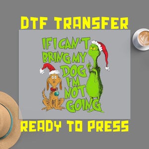 Puede incluir: Una hoja de transferencia DTF con un personaje verde y un perro marrón, ambos con gorros de Papá Noel rojos y blancos. El texto dice IF I CAN'T BRING MY DOG I'M NOT GOING en letras de color verde brillante sobre un fondo gris sólido.