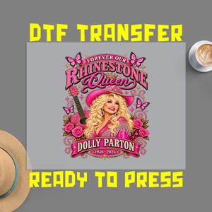 Pode incluir: Uma folha de transferência DTF com um gráfico de Dolly Parton usando um chapéu de cowboy e jaqueta de franjas rosa, segurando um violão. O design inclui rosas cor-de-rosa, borboletas e o texto Forever Our Queen Dolly Parton 1946-2026.