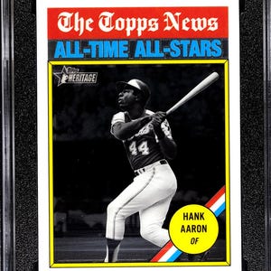 Puede incluir: Una tarjeta de béisbol con Hank Aaron en acción, con el texto "The Topps News All-Time All-Stars". La tarjeta está calificada y encapsulada, con el texto "2025 Topps Heritage #346 Hank Aaron Chrome."