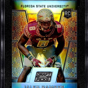 Puede incluir: Una tarjeta comercial deportiva calificada con Jalen Ramsey con uniforme de la Universidad Estatal de Florida. La tarjeta es una tarjeta de novato Panini Prizm Silver Prizm de 2016, calificada con 8.5 por SGC. La tarjeta tiene un diseño holográfico con el texto "DRAFT PICKS".