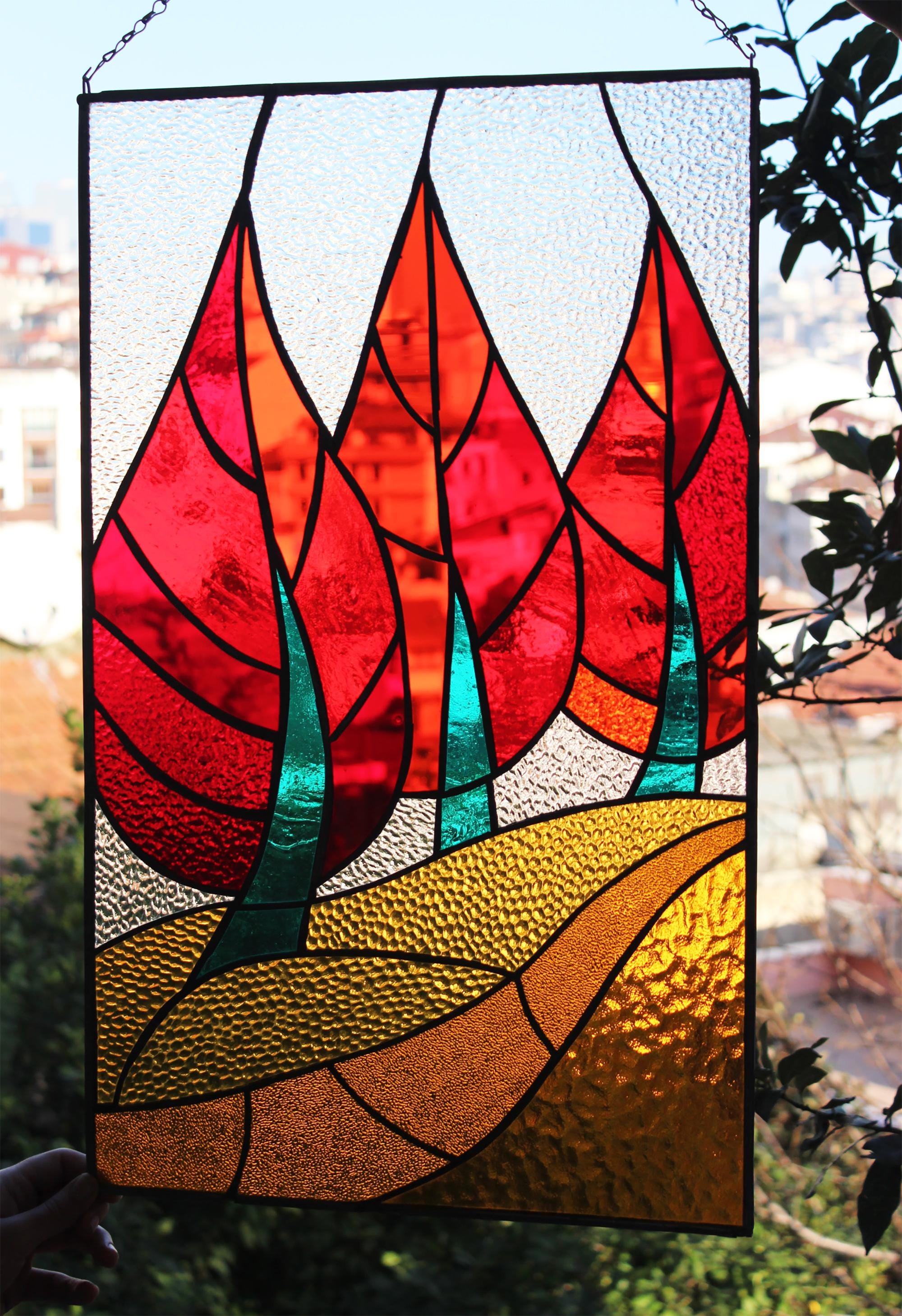 鮮やかな赤と黄色のテクスチャーステンドグラス窓パネル