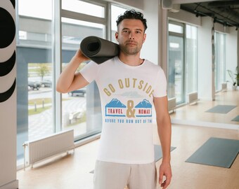 Camiseta Go Outside Travel Nomad: camiseta de senderismo y aventura con frase sobre exploración de montaña