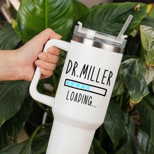 Dr Loading パーソナライズ 40オンスタンブラー、卒業祝いのギフト用カスタム 40オンスタンブラー、先生への感謝のギフト用 40オンスタンブラー、彼女へのギフト