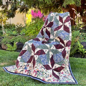 Old Time Santa Lap Quilt – Thimbleberries Christmas Quilt – Handmade Holiday Throw – Cozy Vintage Santa Quilt