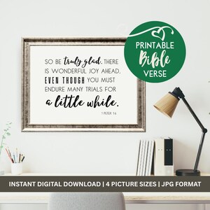 Puede incluir: Impresión enmarcada con el texto "Así que alegraos. Hay una alegría maravillosa por delante. Aunque debas soportar muchas pruebas por un tiempo. 1 Pedro 1:6." Un círculo verde con "Printable Bible Verse" en la parte superior derecha.