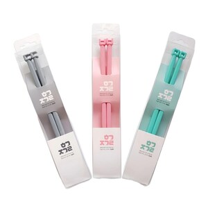 Puede incluir: Tres juegos de palillos chinos en envases de pl&aacute;stico transparente. Los palillos chinos son de tres colores: gris, rosa y turquesa. Cada paquete tiene texto en un idioma extranjero. Los palillos chinos est&aacute;n dise&ntilde;ados para un uso f&aacute;cil.