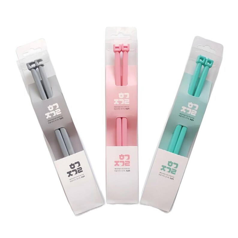 Puede incluir: Tres juegos de palillos chinos en envases de pl&aacute;stico transparente. Los palillos chinos son de tres colores: gris, rosa y turquesa. Cada paquete tiene texto en un idioma extranjero. Los palillos chinos est&aacute;n dise&ntilde;ados para un uso f&aacute;cil.