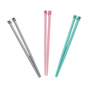 Puede incluir: Tres pares de palillos chinos en diferentes colores: gris, rosa y turquesa. Cada par tiene una parte superior cuadrada con una peque&ntilde;a muesca. Los palillos est&aacute;n hechos de un material liso y s&oacute;lido, sobre fondo blanco.