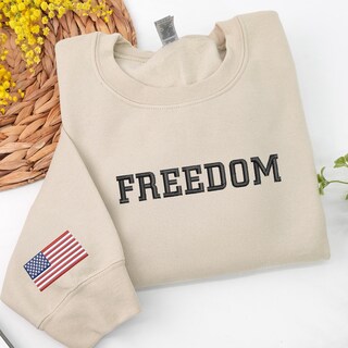 T-Shirt Uomo Stars And Stripes: Stile Americano Con Ricamo A Contrasto. Maglia In Cotone A Maniche Corte, Perfetta Per Chi Ama Lo Stile Biker, Rock E La Bandiera Degli Stati Uniti. Taglia XXL Disponibile.