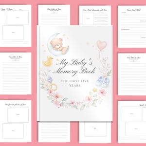 Op de afbeelding: Een baby herinneringsboek met een witte kaft, getiteld "My Baby's Memory Book The First Five Years". De kaft toont een teddybeer op een maan, een gele eend en bloemmotieven. Pagina's met ruimte voor foto's en journaling.