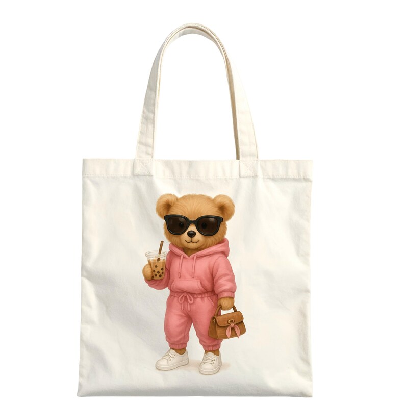 K&ouml;nnte beinhalten: Eine wei&szlig;e Tragetasche mit einem Cartoon-B&auml;ren, der eine Sonnenbrille, einen rosa Trainingsanzug und wei&szlig;e Turnschuhe tr&auml;gt. Der B&auml;r h&auml;lt ein Getr&auml;nk und eine braune Handtasche. Der B&auml;r ist das zentrale Element des Designs.