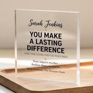 Könnte beinhalten: Eine quadratische, klare Acrylplatte mit schwarzem Aufdruck: Sarah Jenkins, YOU MAKE A LASTING DIFFERENCE, AND THE LIVES YOU'VE TOUCHED, Your impact reaches further than you know, With Gratitude, The Horizon Team.