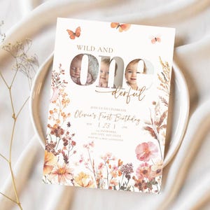 Può includere: Un invito per il primo compleanno a tema floreale con le parole "WILD AND one derful". L'invito include una foto del bambino e i dettagli per la festa di compleanno di Olivia, con farfalle e decorazioni floreali.