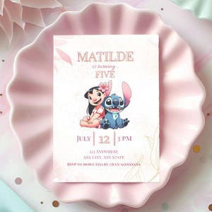 Peut inclure: Une invitation d'anniversaire sur une assiette rose à bords festonnés. L'invitation présente le texte "MATILDE is turning FIVE" et des illustrations de Lilo et Stitch. La date est le 12 juillet, 15h.