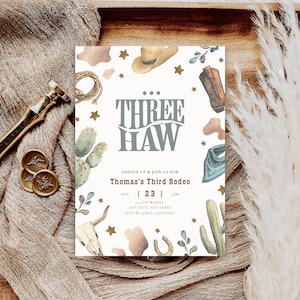 Könnte beinhalten: Eine Einladung zum Thema Rodeo mit dem Text "THREE HAW". Die Einladung zeigt Aquarellillustrationen eines Cowboyhuts, Stiefel, Kaktus und anderer Rodeo-Elemente. Die Einladung ist für Thomas's Third Rodeo.