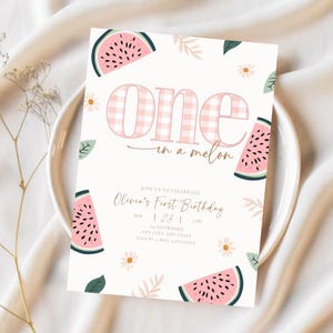 Puede incluir: Una invitación de cumpleaños con temática de sandía. La invitación presenta las palabras "ONE in a melon" en letras de cuadros rosas, junto con rodajas de sandía, margaritas y hojas. La invitación también incluye el texto "Olivia's First Birthday".