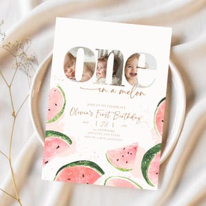Könnte beinhalten: Eine weiße Einladungskarte mit Wassermelonen-Motiv. Das Wort "ONE" ist ausgeschnitten, um drei Babyfotos freizugeben. Der Text "in a melon" ist in goldener Schrift geschrieben. Die Einladung lautet "Olivia's First Birthday" mit Datums- und Zeitangaben.