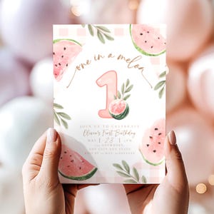 Peut inclure: Une invitation d'anniversaire sur le thème de la pastèque avec le texte "one in a melon". La carte présente un grand chiffre un, des tranches de pastèque et des feuilles vertes. L'invitation est tenue par une personne.