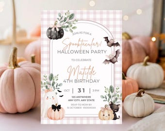 Peut inclure: Invitation de fête d'Halloween avec un motif vichy rose et blanc. L'invitation présente une citrouille noire, des chauves-souris, un fantôme et un chat noir. Le texte comprend "Spooktacular! Halloween Party".