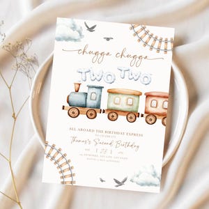 Könnte beinhalten: Eine Geburtstagseinladung im Aquarellstil mit einer Zugillustration. Der Text lautet "chugga chugga TWO TWO" und "ALL ABOARD THE BIRTHDAY EXPRESS". Enthält Details für Thomas's Second Birthday, 1. Mai 23, 13 Uhr und RSVP-Informationen.