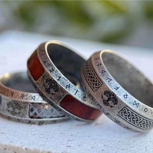 Bague arbre de vie viking : runes nordiques, alliance en bois et résine