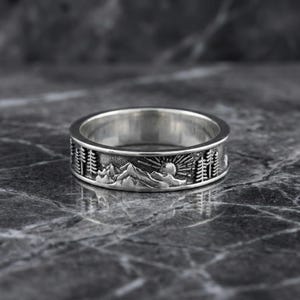 Pierścionek vintage w minimalistycznym stylu z motywem zachodzącego słońca i śnieżnej góry – obrączka z sosnowym krajobrazem – pierścionek z motywem średniowiecznej natury – unisexowa obrączka zaręczynowa