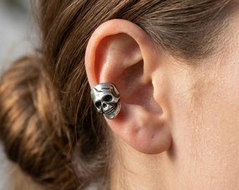 Pendiente de oreja de calavera / Pendiente de cartílago de calavera gótica / Pendiente de oreja de calavera plateada / Joyería punk rock / Pendiente de oreja gótico alternativo