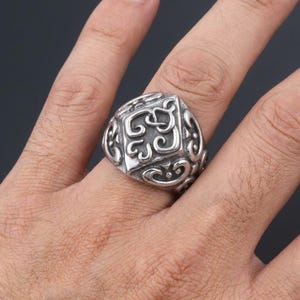 Anillo vintage con pergamino, anillo llamativo con grabado ornamentado, anillo de banda de estilo barroco, anillo gótico de plata, regalo de joyería vintage unisex.