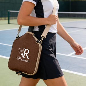 Puede incluir: Un juego de tres tazas de cerámica con un acabado moteado y mate. Las tazas son de color crema, gris claro y gris oscuro. Cada taza tiene un diseño simple y moderno y un asa redondeada.