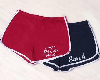 Pantalones cortos personalizados con diseño de delfín y texto retro. Regalo para mujer. Ideal para despedidas de soltera. LXY2606