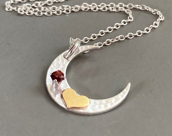 Collier en argent sterling martelé grenat, coeur rempli d'or, croissant de lune. Collier avec pierres de naissance de janvier.